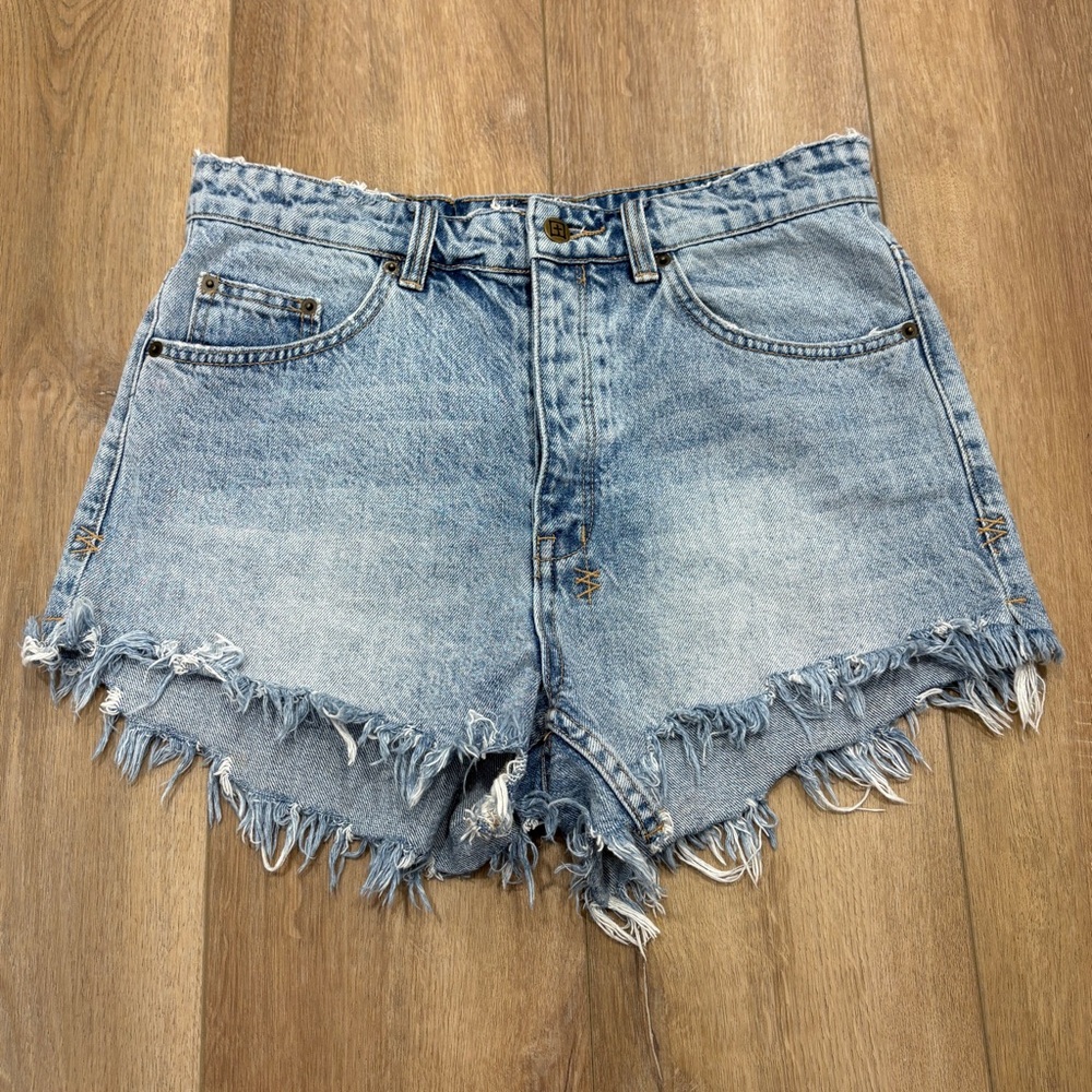 NWT 🌟TSUBI🌟 DISTRESSED DENIM JEAN SHORTS LIGHT WAS SIZE 28